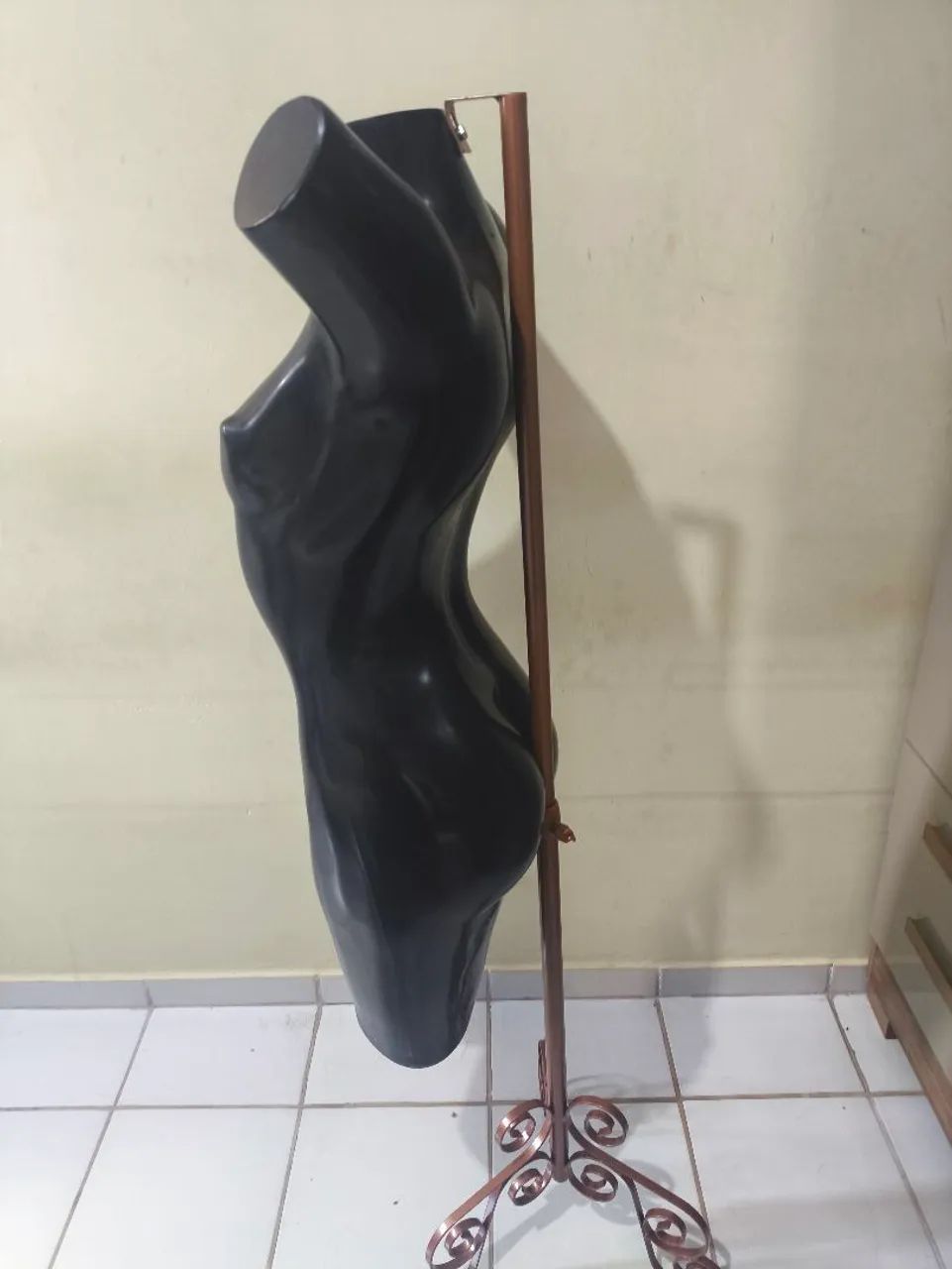 Manequim feminino com pedestal  - Foto 4