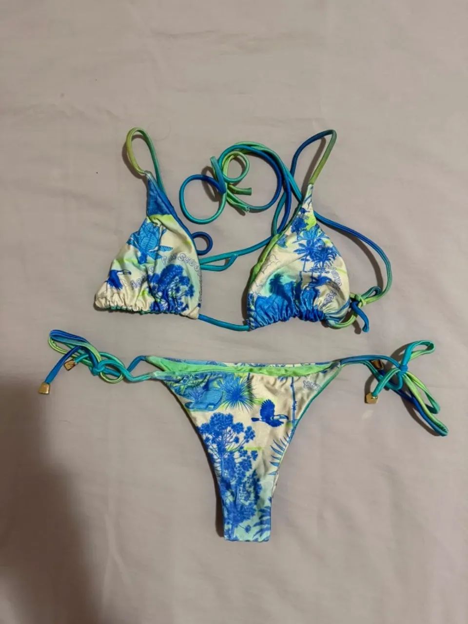 Biquini azul e branco tropical