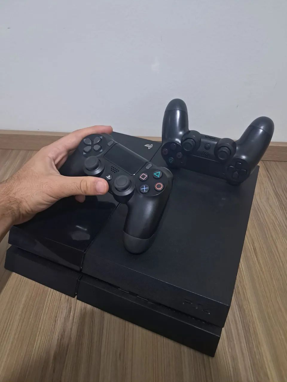 Ps4 com 2 controles e 9 jogos mídia digital. - Foto 4