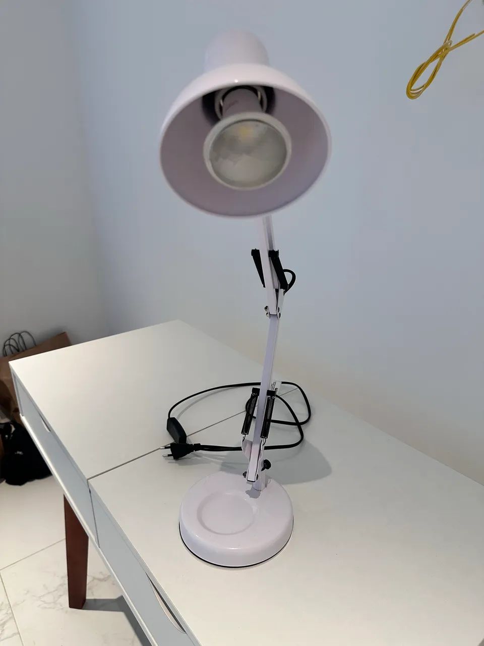 Luminária articulada para mesa 