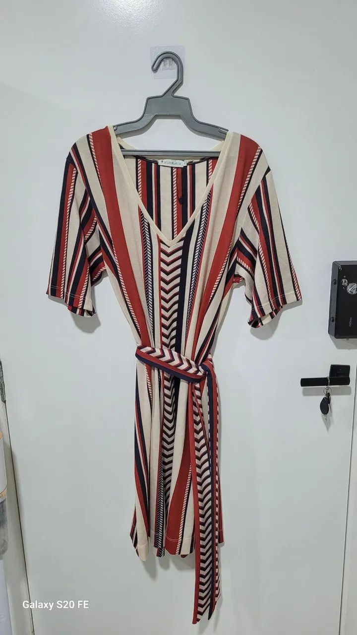 Vestido Le Lis Listrado Midi Com Faixa Amarração 