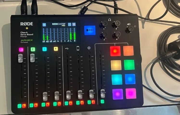 Mesa de Som RØDECaster Pro Original Completa com Caixa e Acessórios 