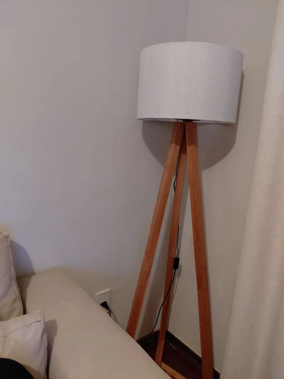 LUMINÁRIA DE CHÃO TRIPÉ USADA