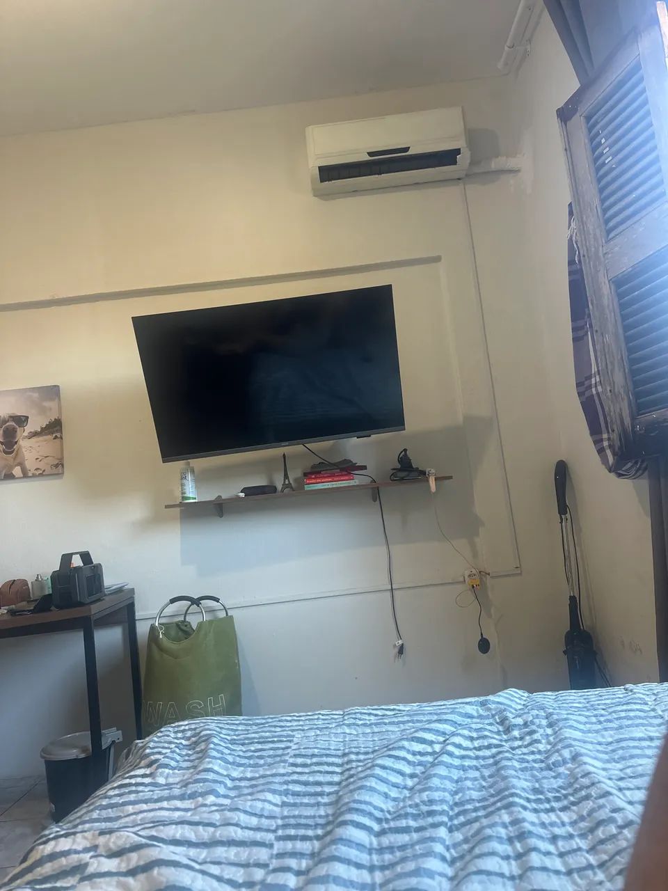 Vendo ar + TV + mesa + cama king size