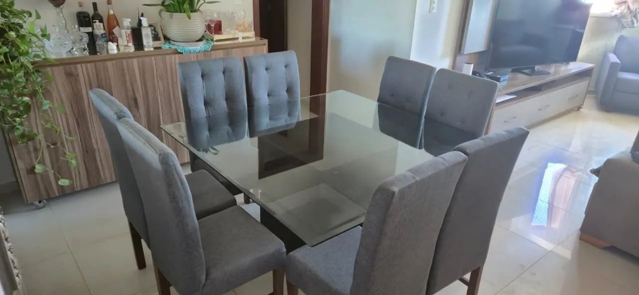 Vende-se mesa de 8 lugares 