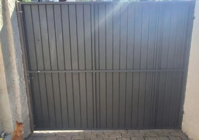 Vendo portão de zinco 2,40 x 2,00 - Foto 2