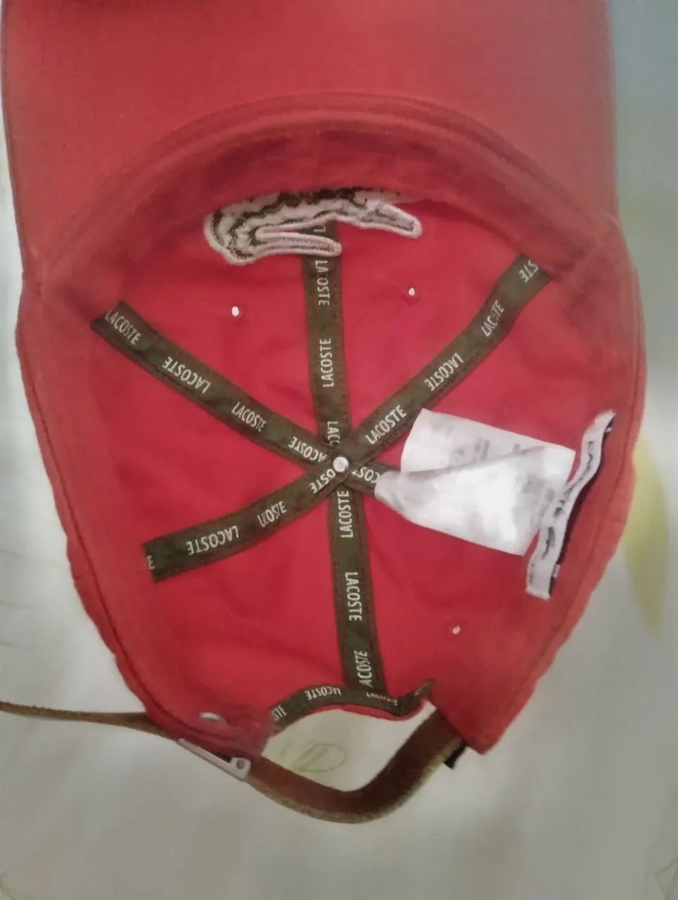 Bone Lacoste vermelho  - Foto 3