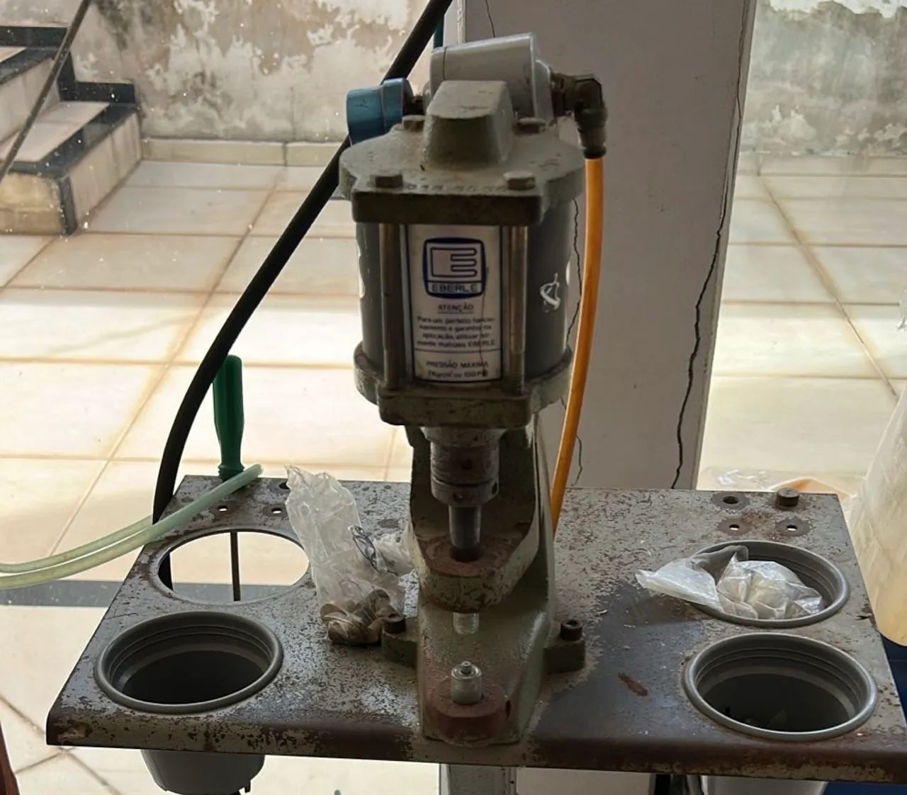 Máquina de ilhós/botão pneumática