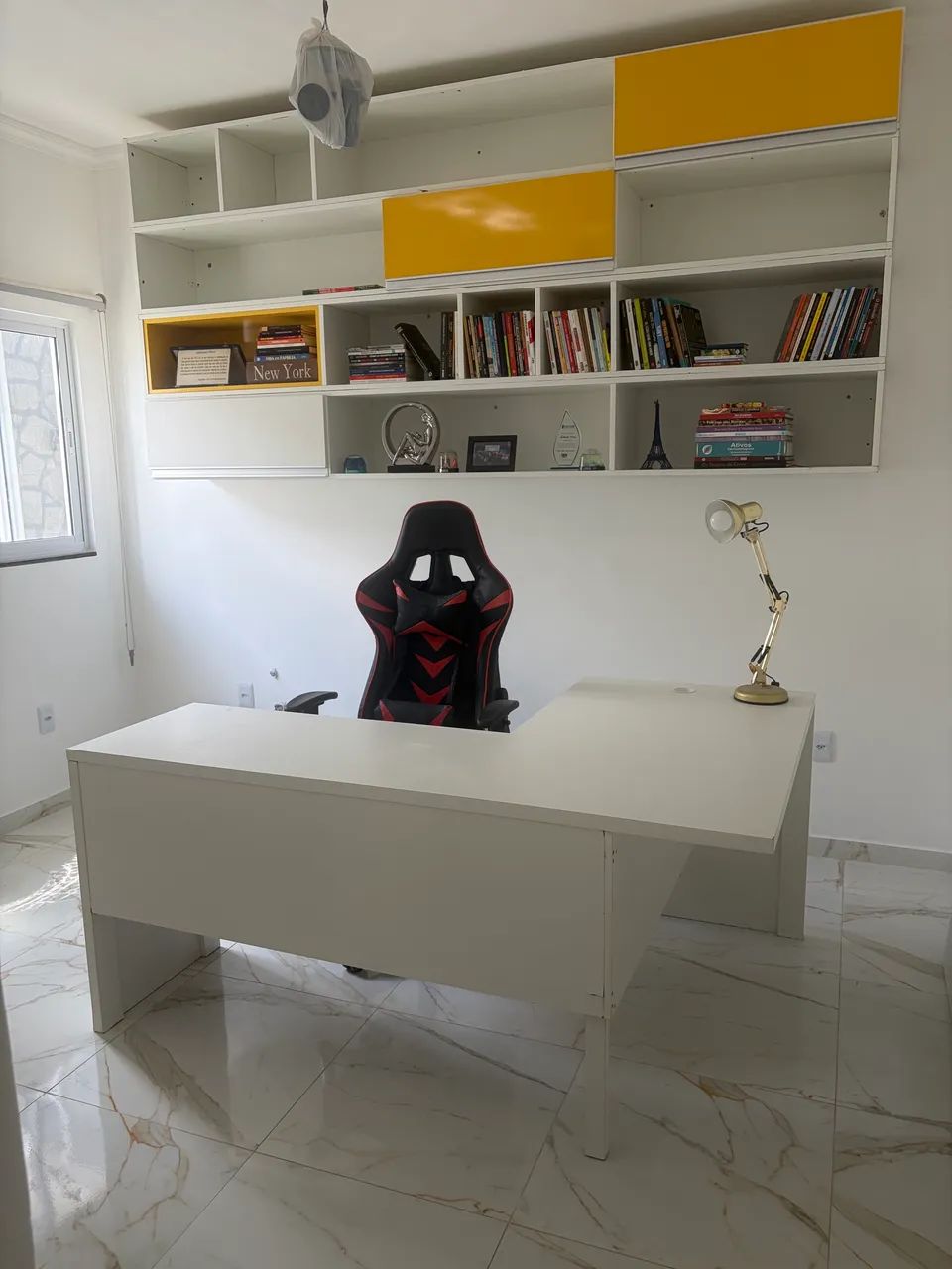 Baixei pra vender hoje! Mesa de escritório + painel de tv 