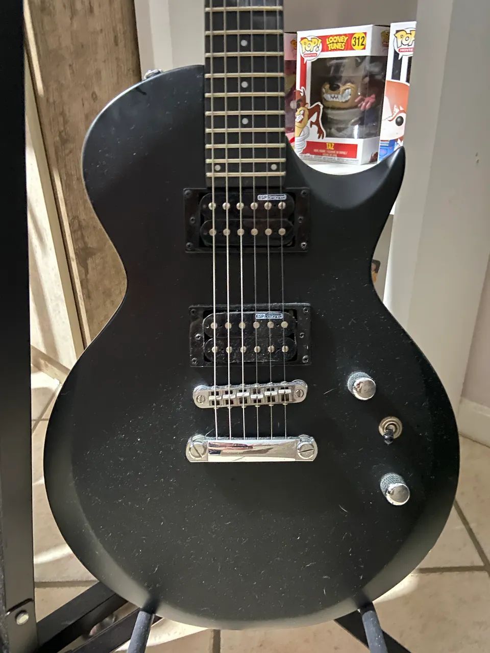 Guitarra semi nova LTD PRETA FOSCA 