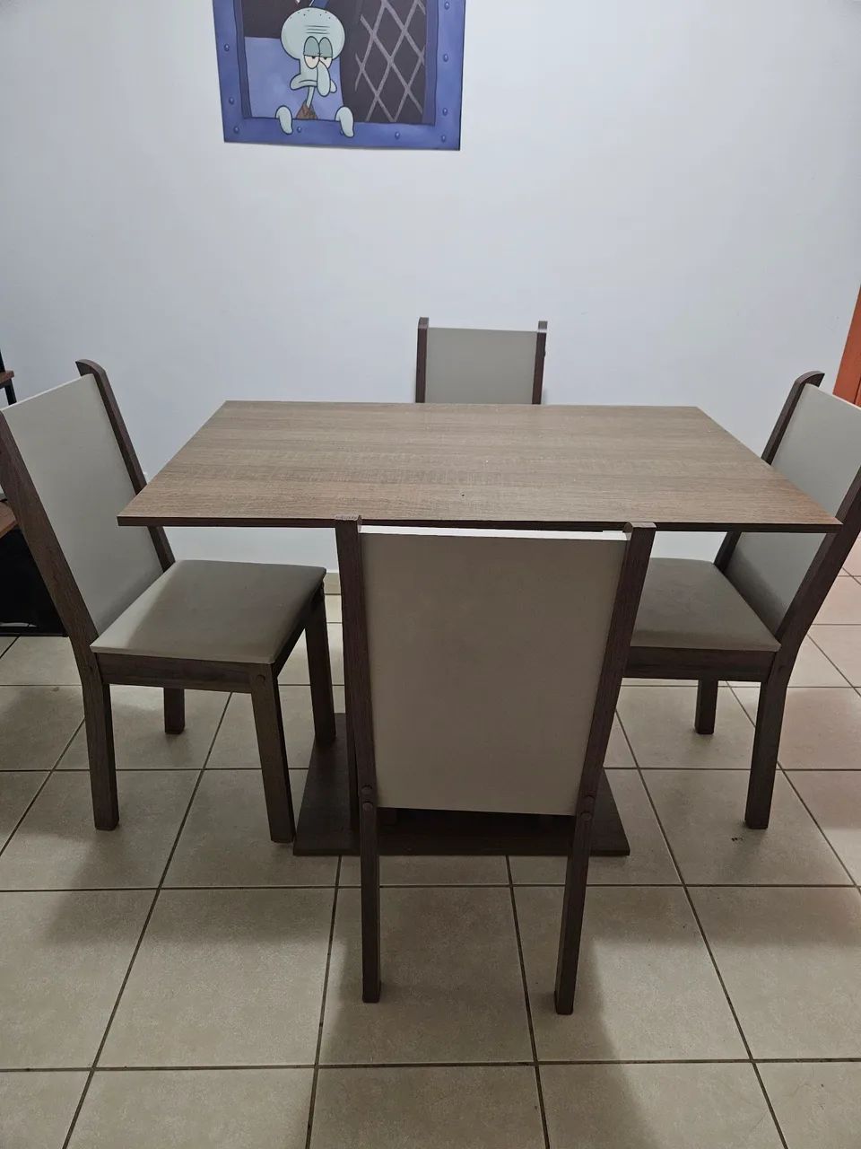 Mesa com 4 cadeiras 