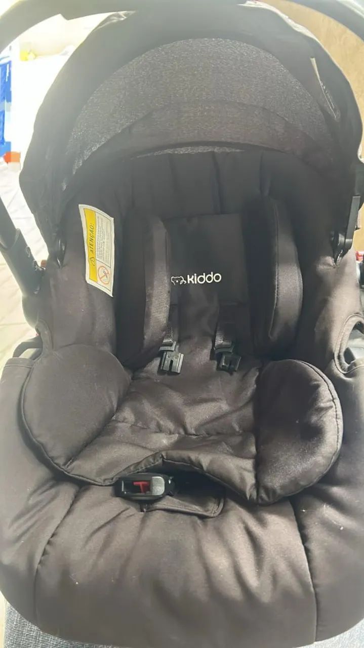 Bebê conforto Kiddo com base, pouco usado.