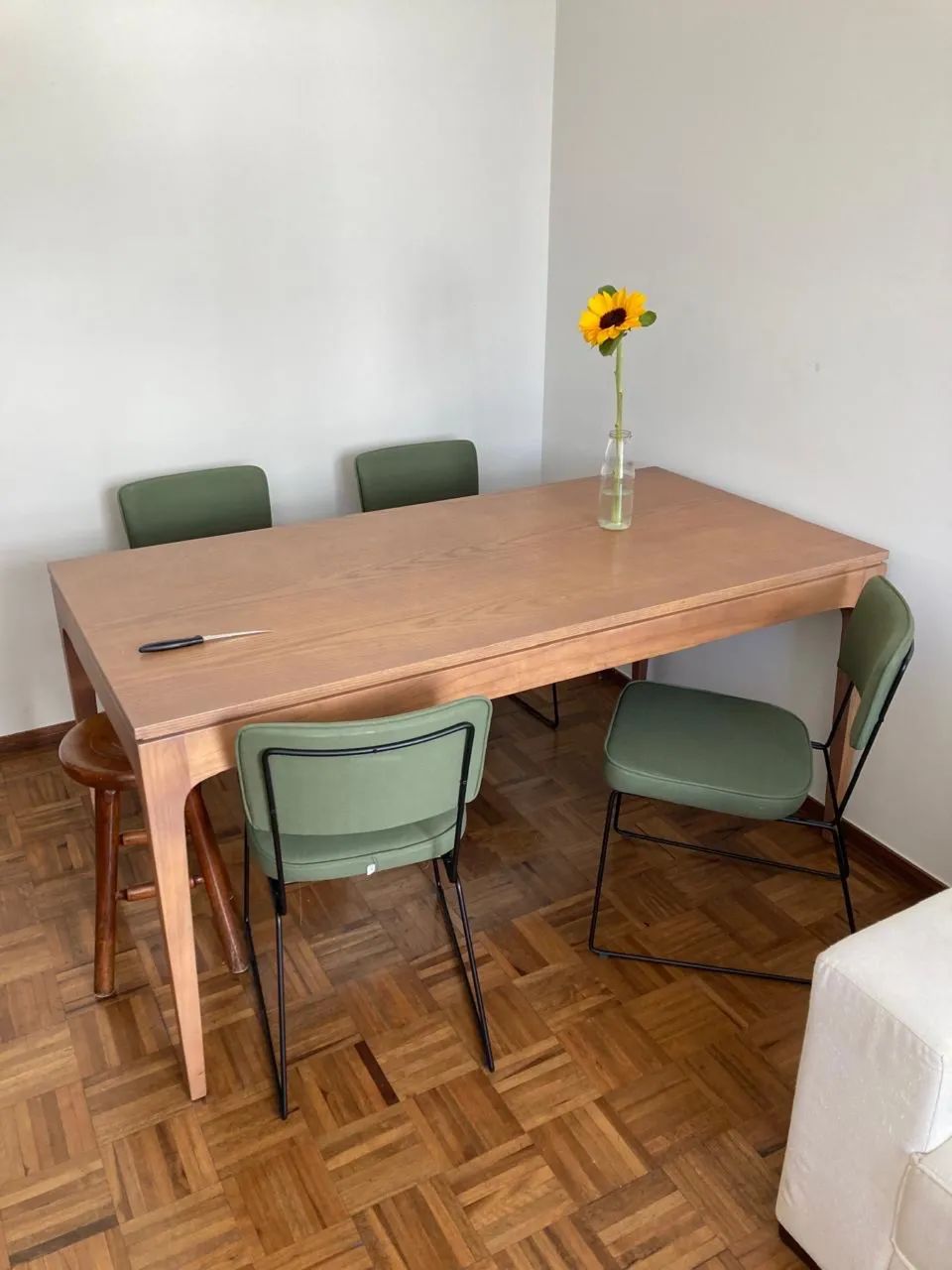 Mesa de jantar e cadeira verde de linho