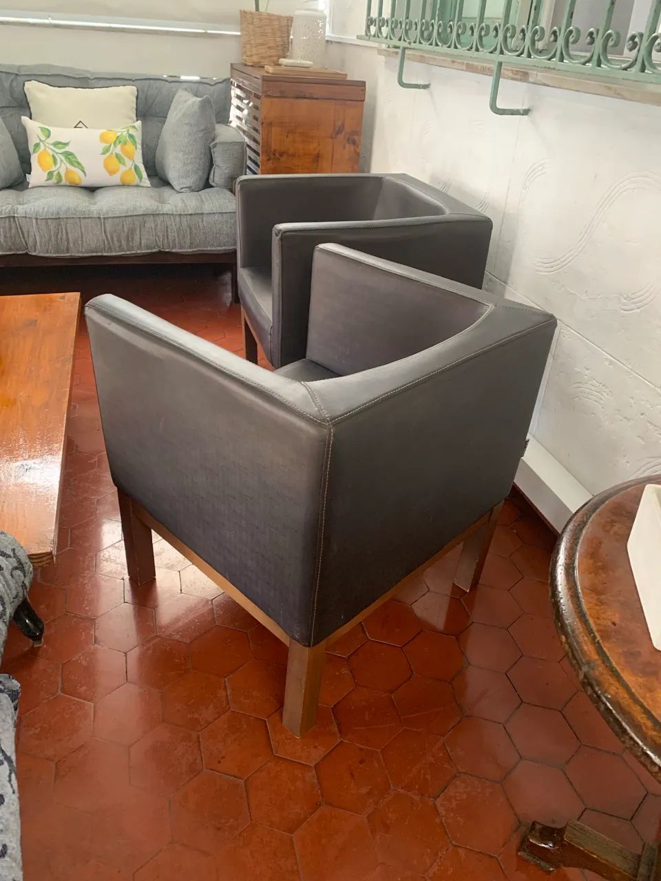 2 poltronas couro sintético e madeira 65576095806593121