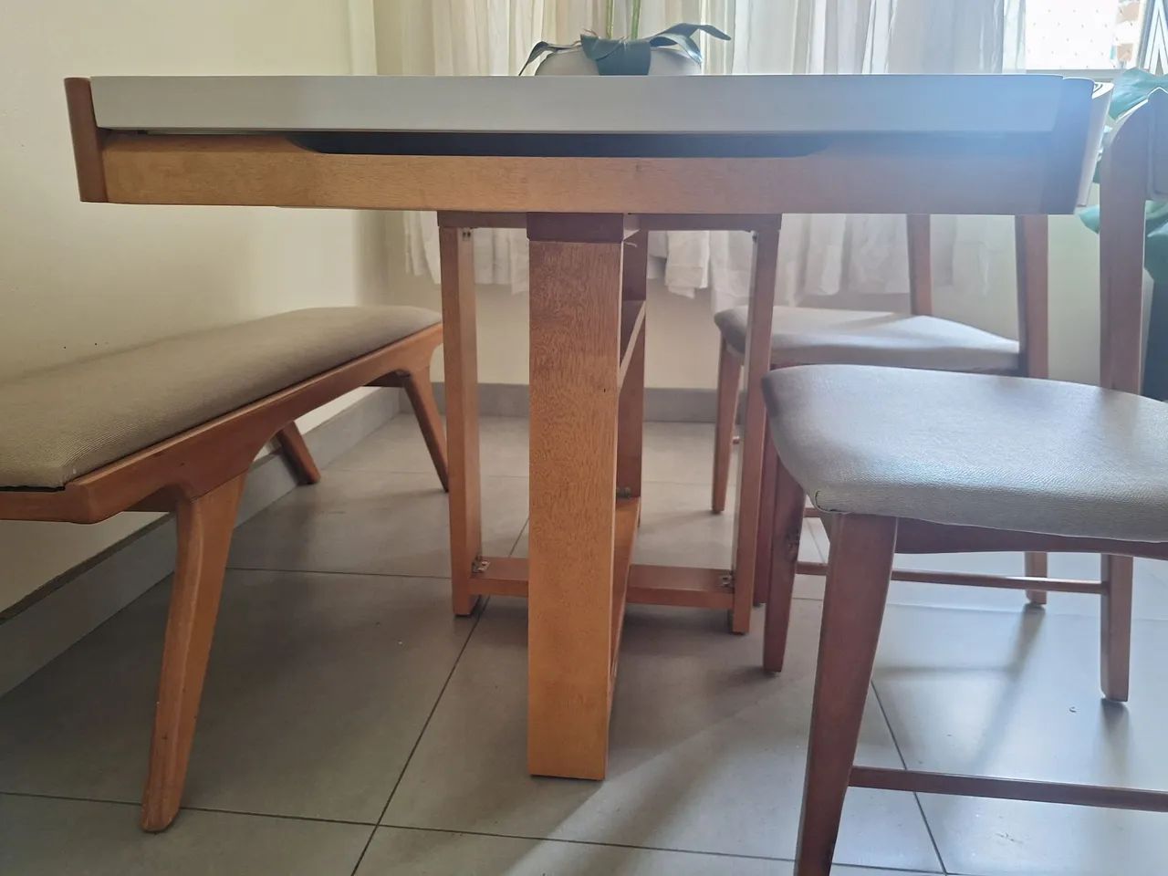 Mesa com cadeiras e banco - Foto 4