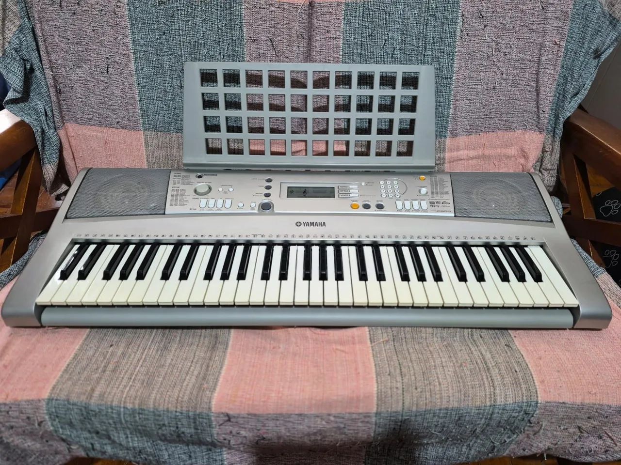 Teclado Yamaha E303