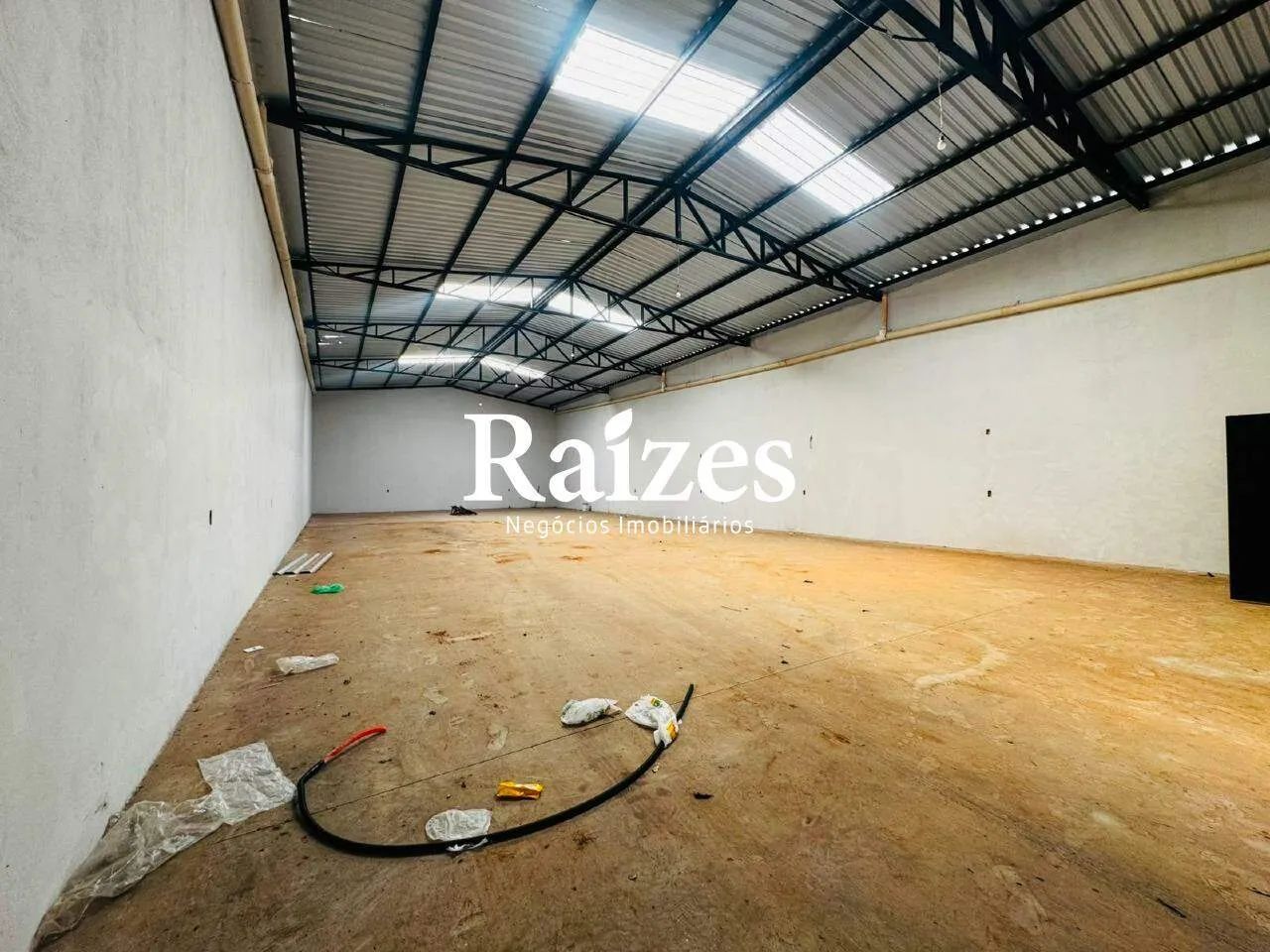 Galpão Comercial de 240m² no Bairro Martins com Pé-Direito de 5m, Porta Automática e 3 Vag - Foto 2