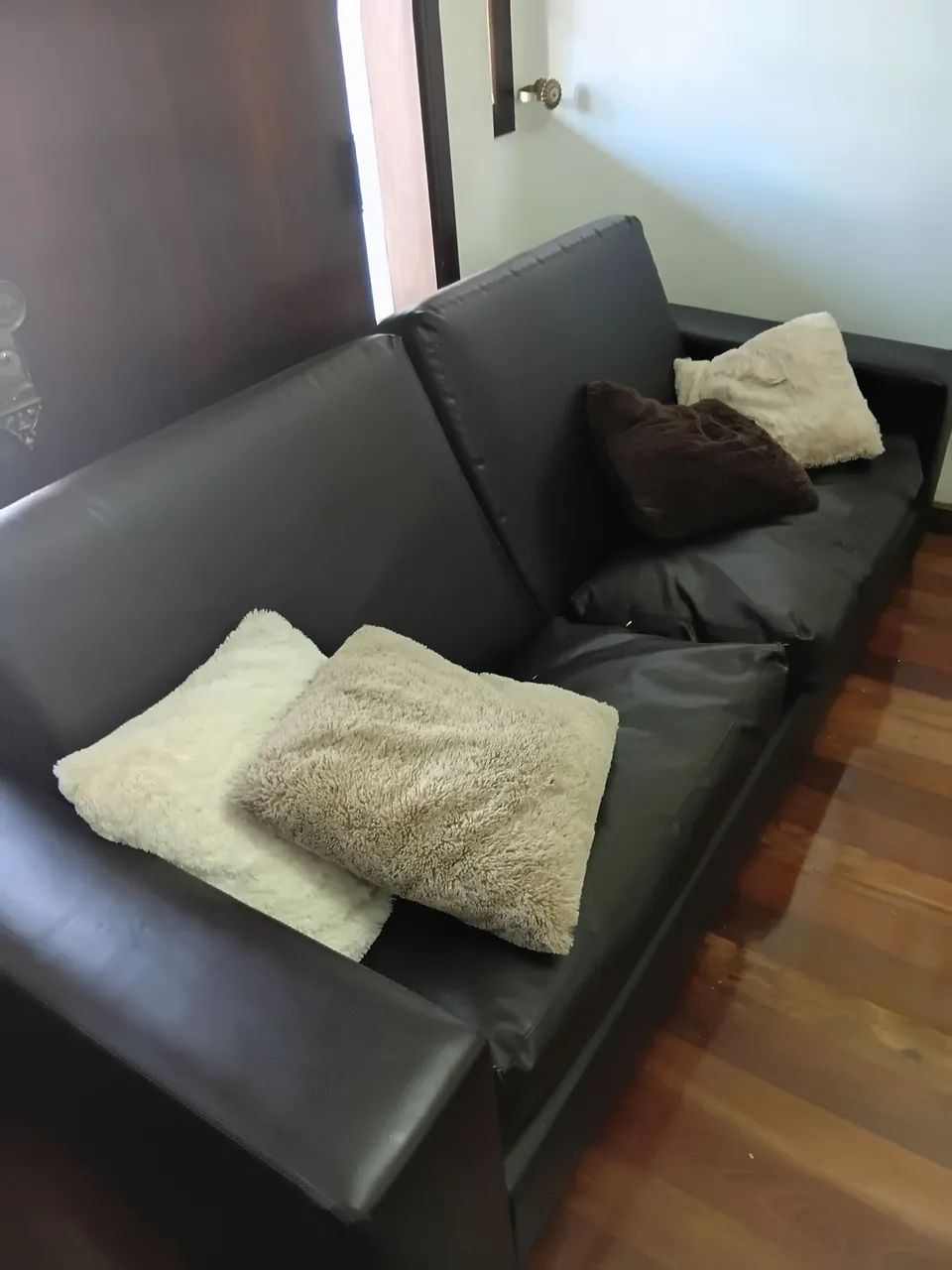 Sofá corino café com almofadas 2,15x0,88cm