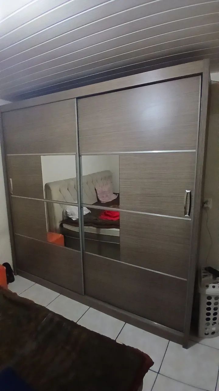 Guarda-roupas com cama de casal