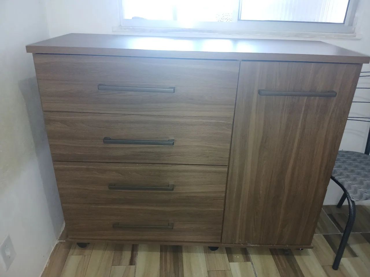 Cômoda de 4 gavetas + 1 porta 