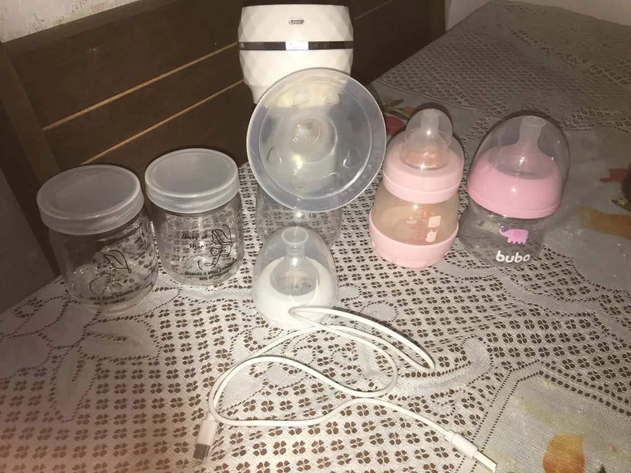 Kit com bomba de leite, mamadeiras e potes