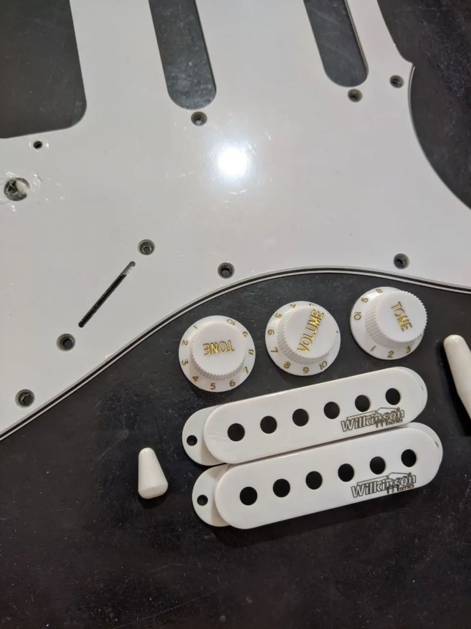 Escudo stratocaster +knobs+capas de captadores - Foto 2