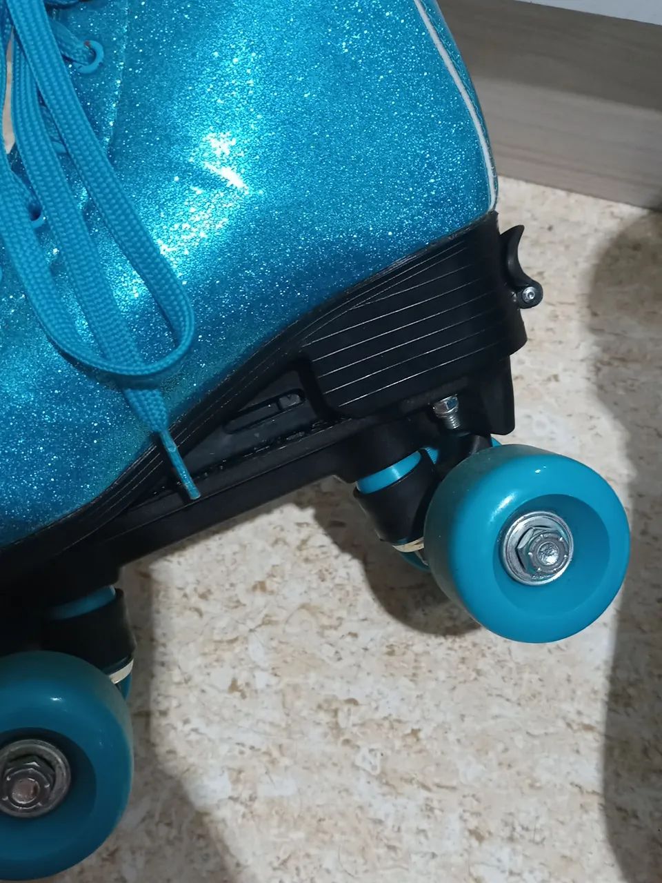 Patins azul, quatro rodas  - Foto 3