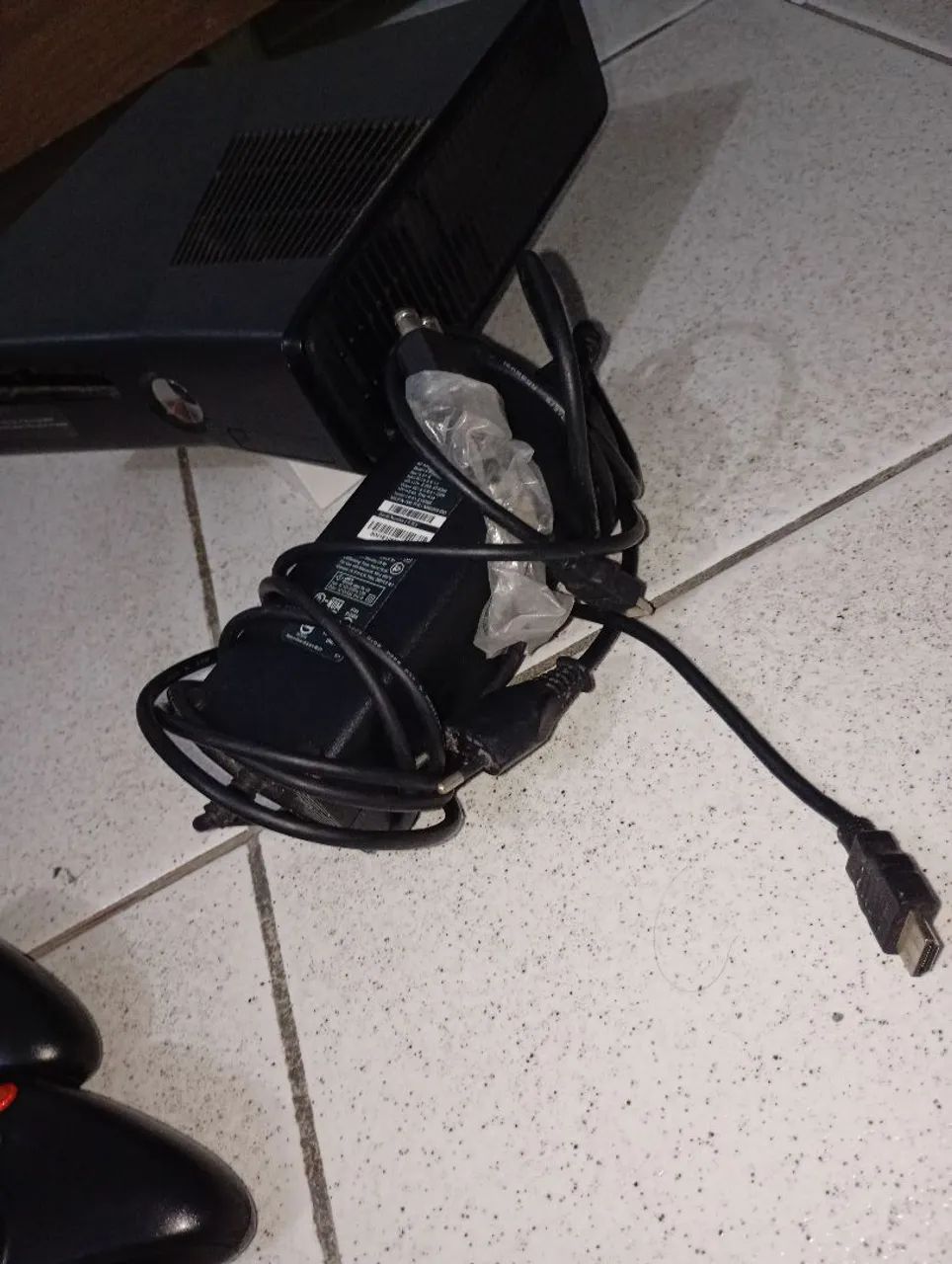 XBOX 360 COM DEFEITO,2 CONTROLES,FONTE E CABOS. - Foto 5