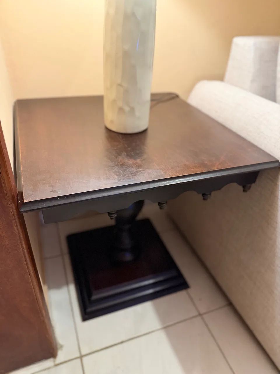 Mesa de canto em madeira maciça - estilo clássico - Foto 2