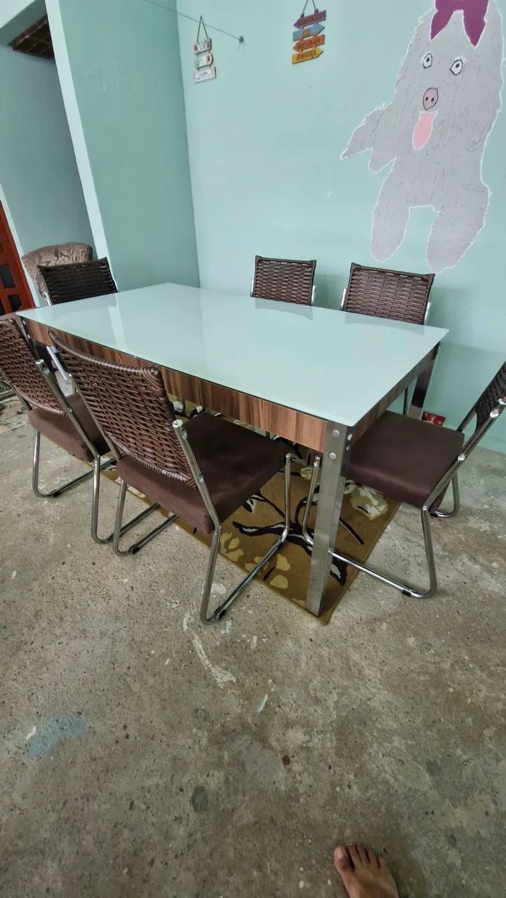 Uma mesa de sala de jantar com 6 cadeiras