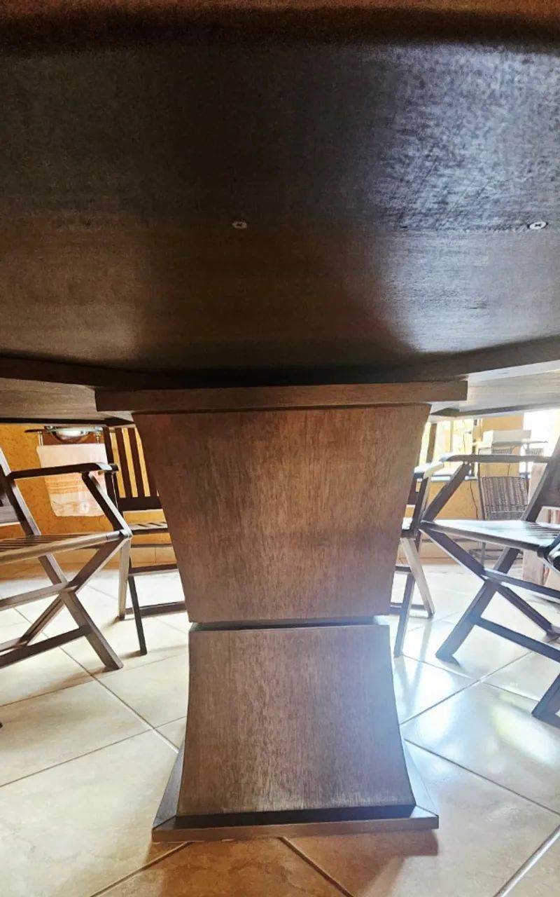 Mesa de madeira maciça.