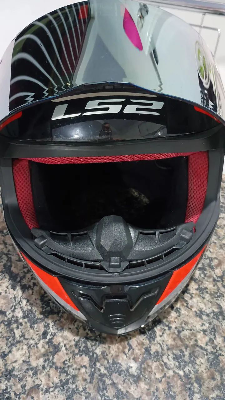 Capacete LS2.