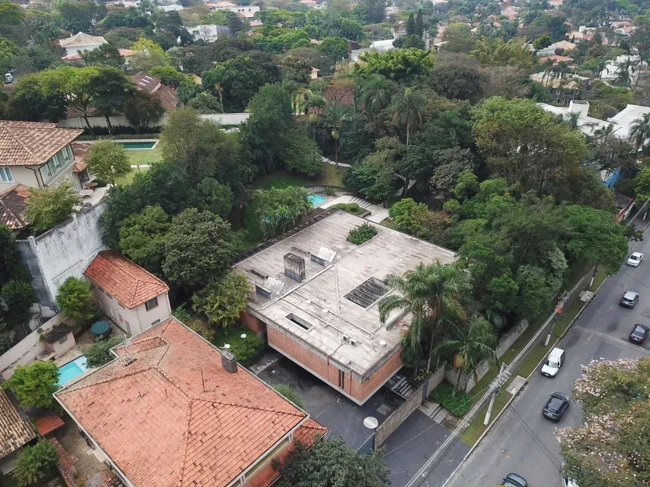 CASA COM TERRENO DE 3.100M² NA REGIÃO DA CIDADE JARDIM - Foto 2