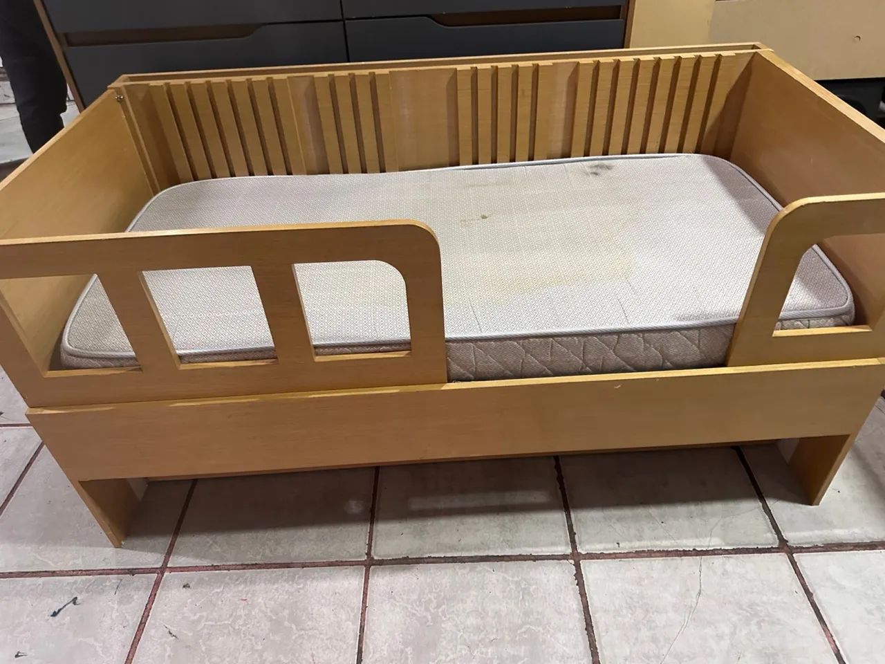 Cama infantil com auxiliar em madeira com colchão de brinde  - Foto 3