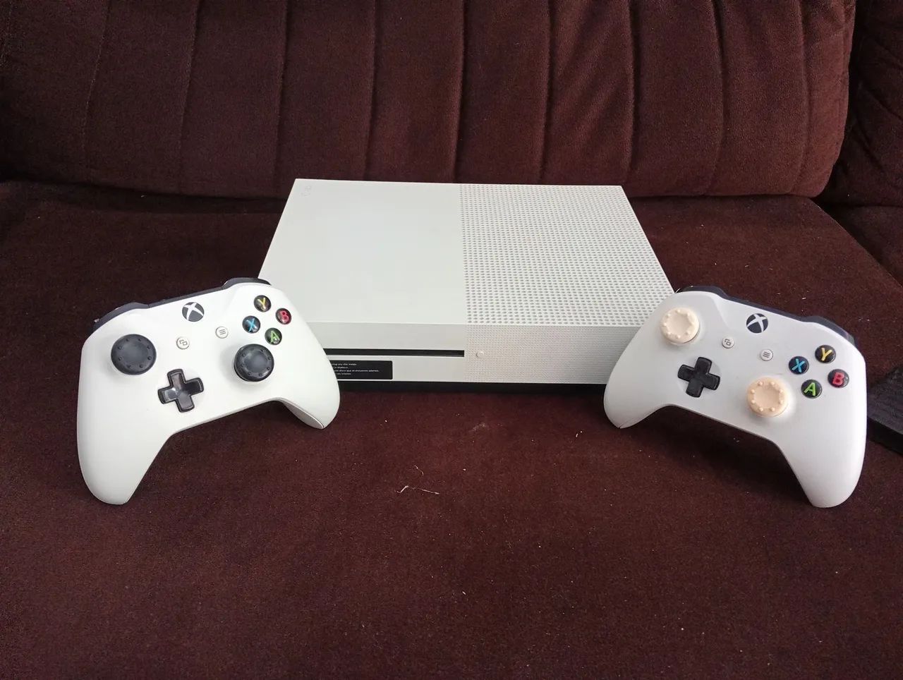 Xbox one S + 2 controles + HD 1 tb - Foto 2
