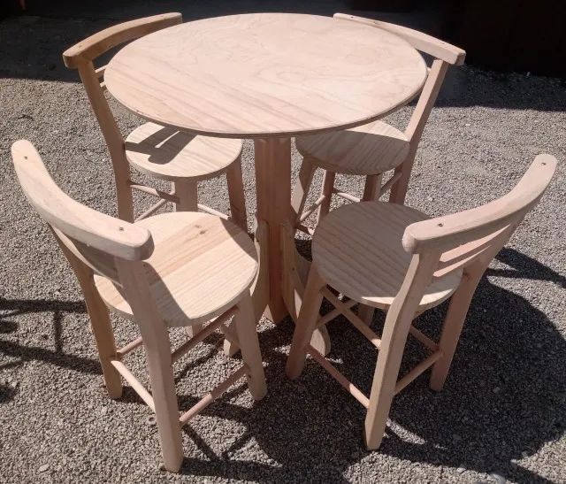 Mesa Bistrô redonda alta, com 3 banquetas.