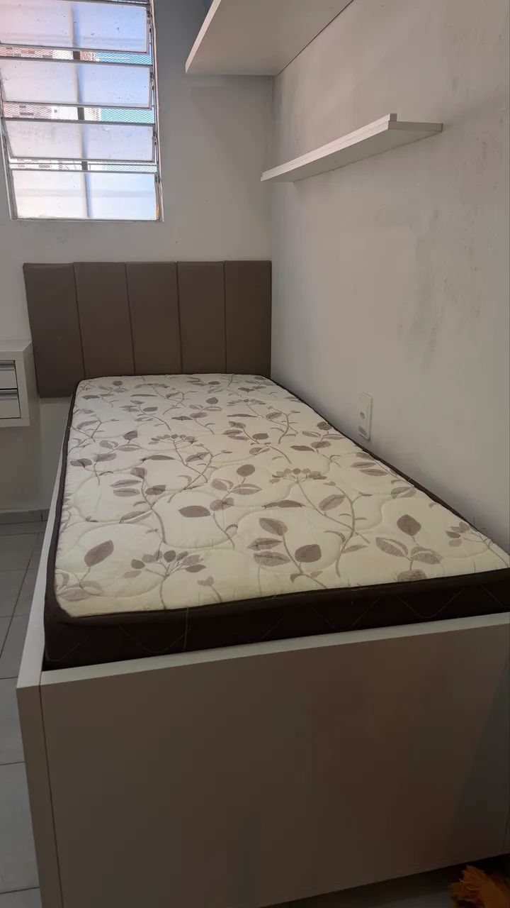 Vende- se cama de solteiro com gavetão e criado mudo - Foto 4