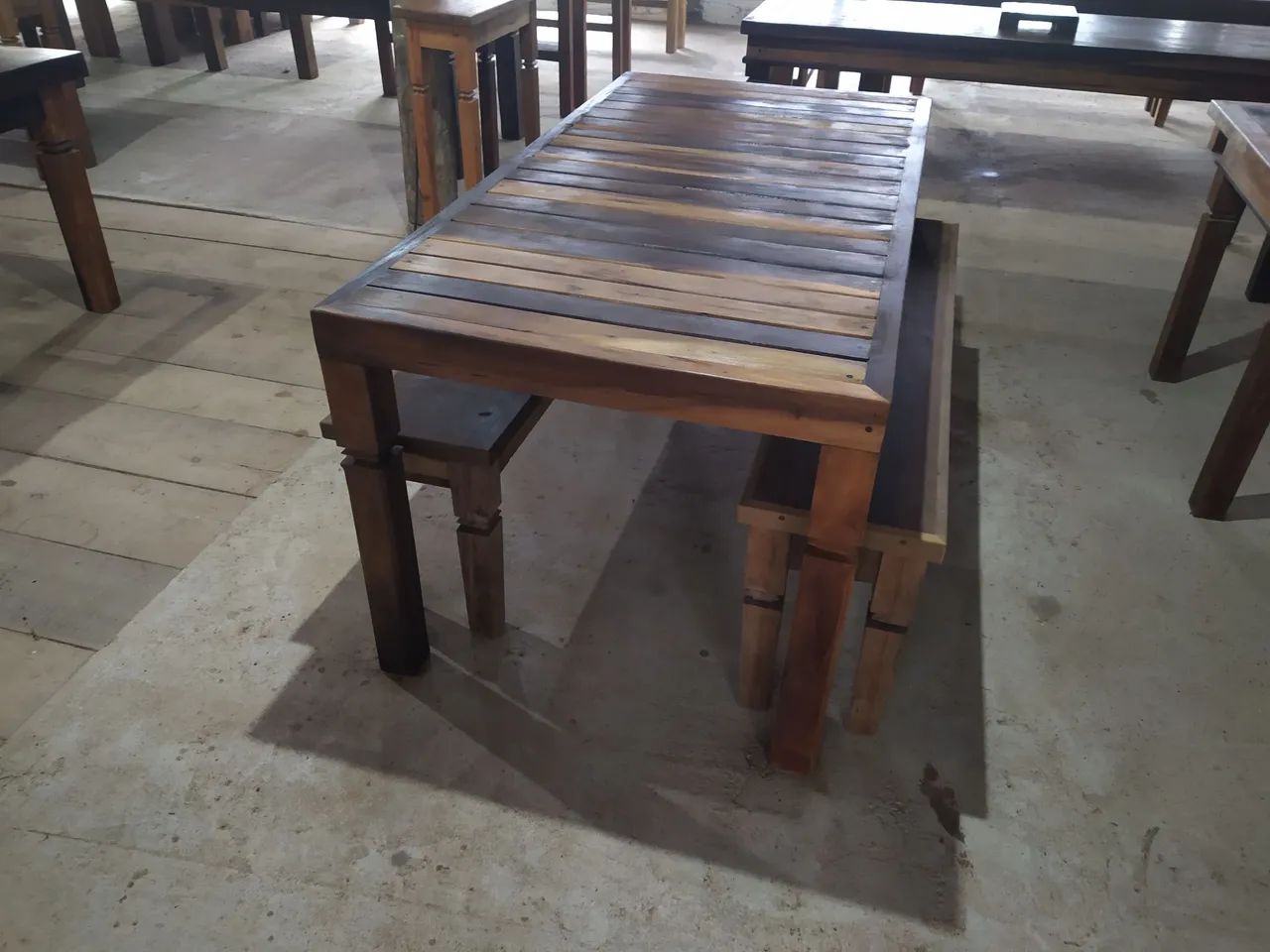 Mesa de madeira com bancos - Foto 2