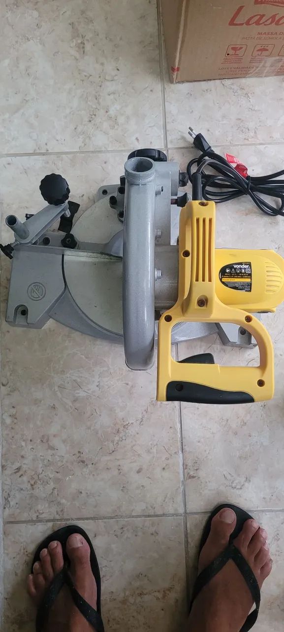 Serra Esquadria Vonder de 127 volts.