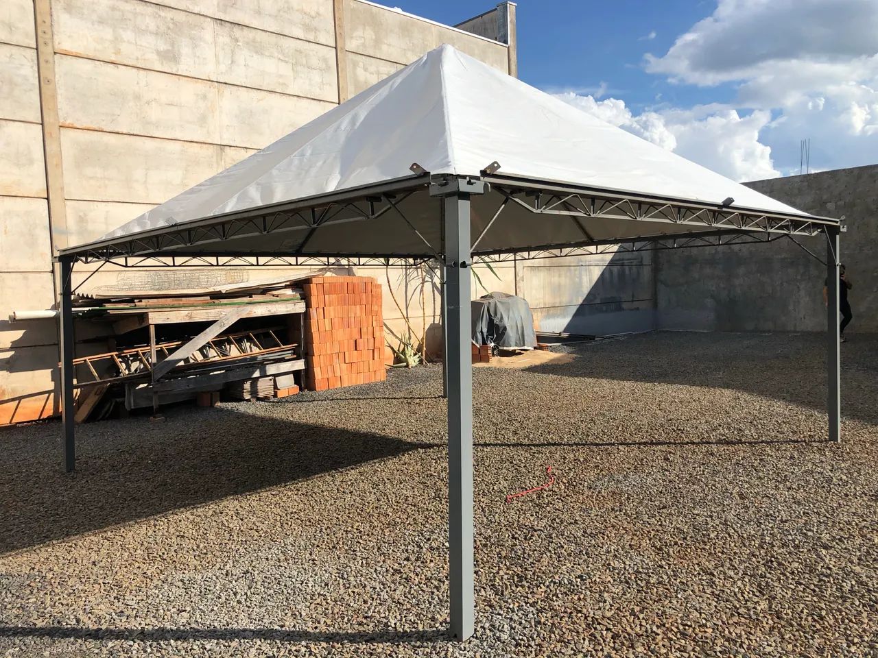 Tenda pirâmide 5x5 com calha reforçada semi nova 