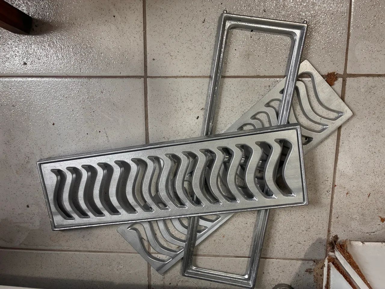 Mesa de ferro com 4 cadeiras de jardim. - Foto 4