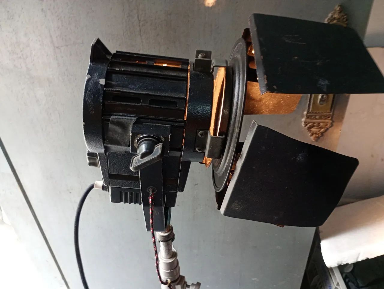 Vendo kit com 4 refletor Fresnel 650w  - Foto 5