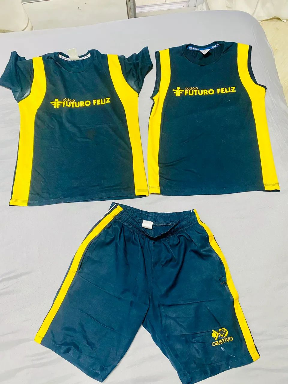Kit uniforme escolar objetivo - Duas camisetas e uma bermuda  - Foto 2
