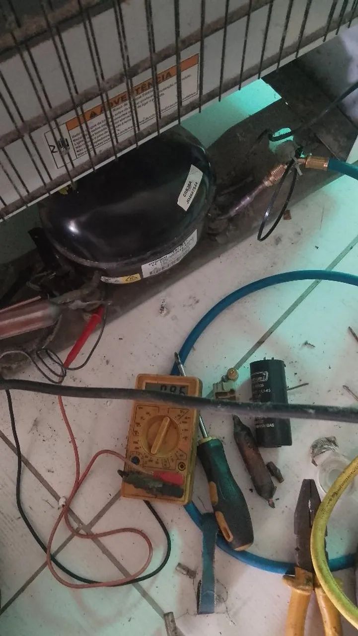 Carga de gás em refrigeração.