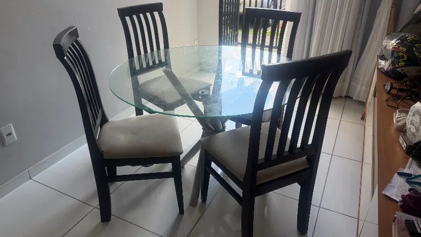 Vendo rack seminovo e mesa da Jacaúna as cadeiras em madeiras  - Foto 4