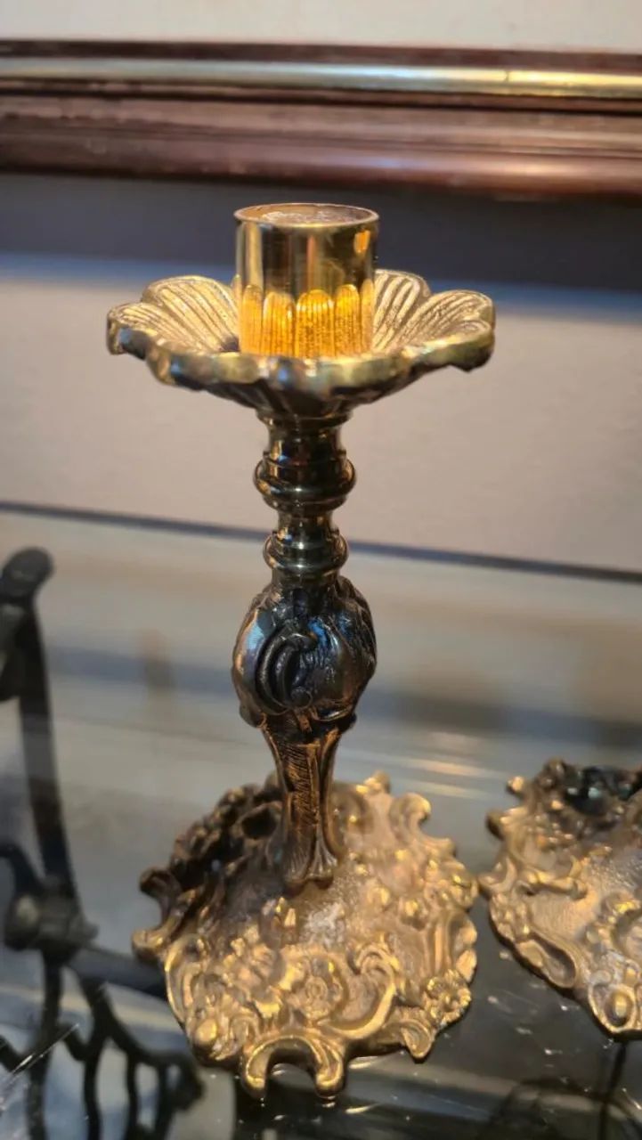 Par porta velas bronze antigo  - Foto 3