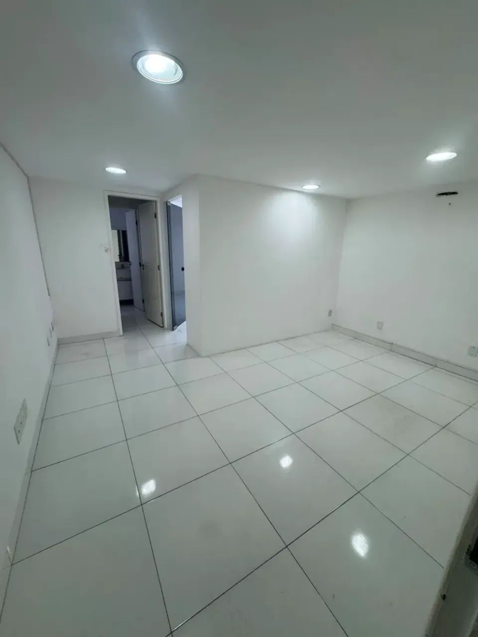 Alugo sala comercial na Ponta verde a jma quadra da praia
