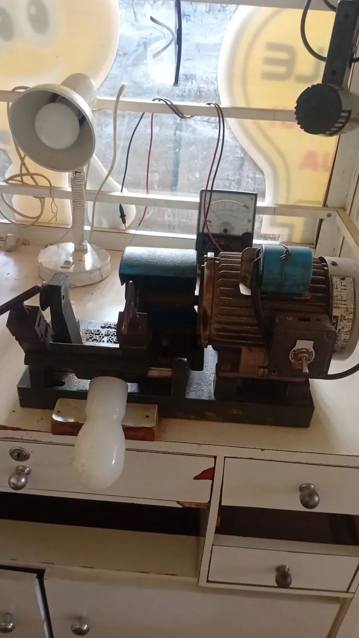 Chaveiro com a maquina de fazer chave e Morsa - Foto 4