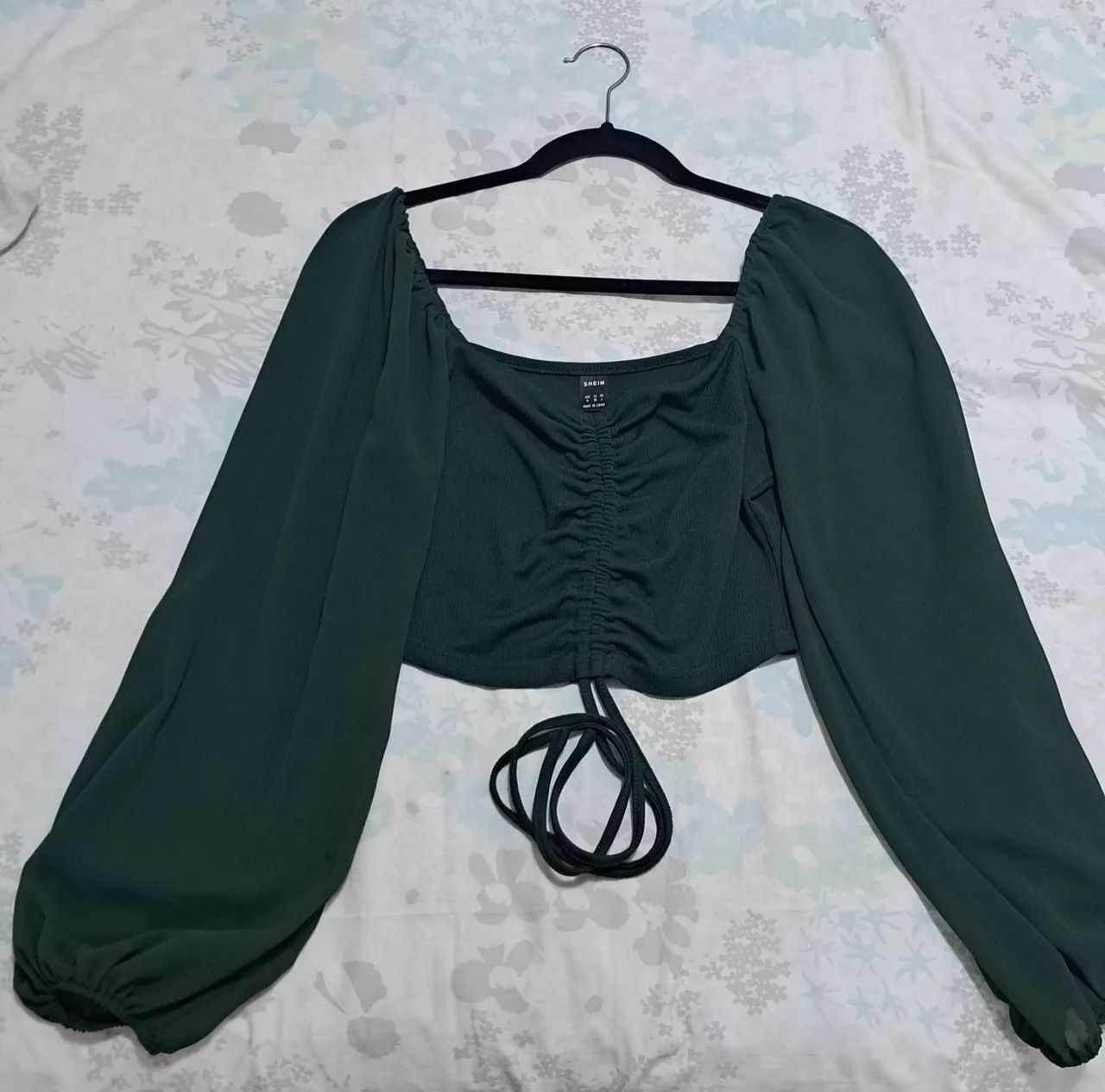 Blusa verde de mangas transparentes - Foto 2