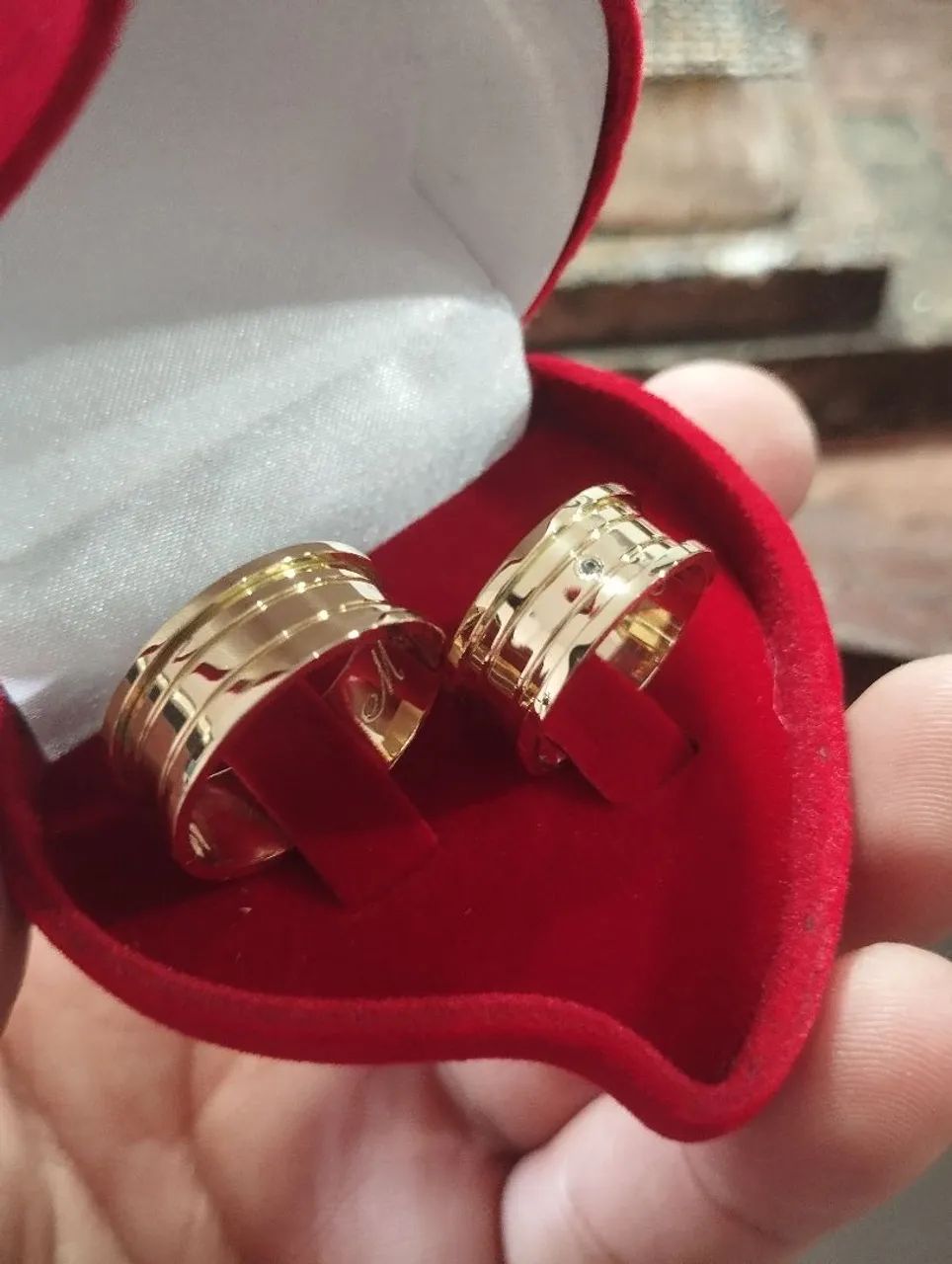 Alianças modelo BVLGARI em ouro 18k
